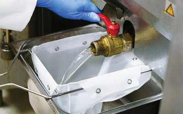 manual deep fryer draining and filtering fresh frying oil